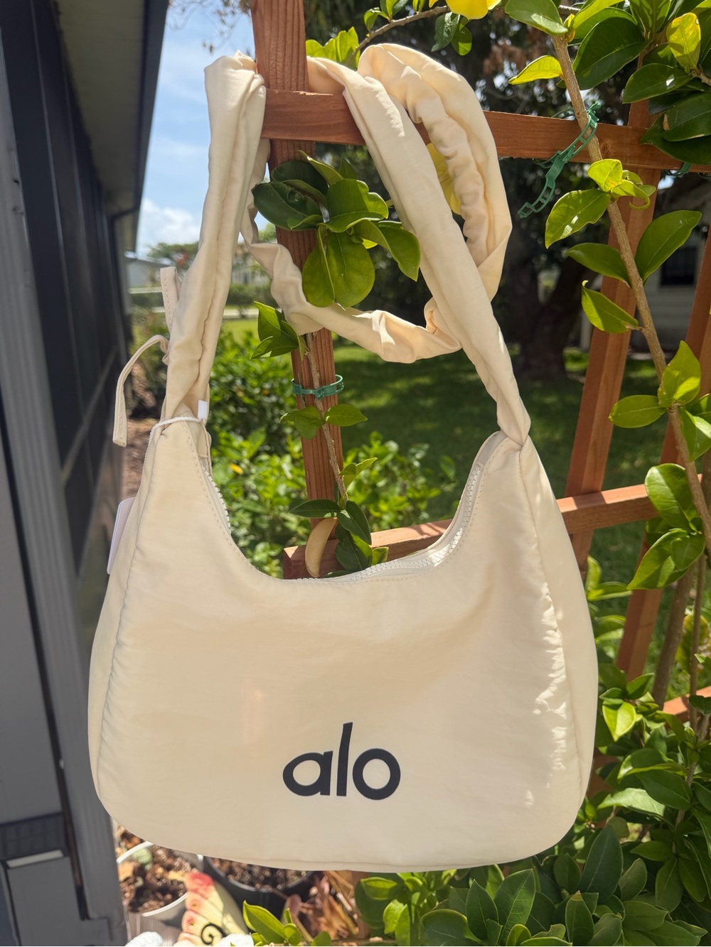 ALO YOGA Cream Shoulder/Crossbody Bag with Ruched Strap - Picture 2 of 16
